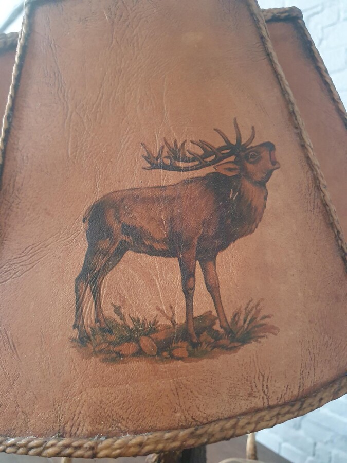 Hunting style Table lamp