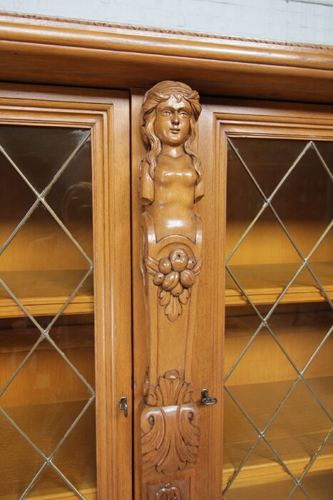 Breughel style Vitrine (Display Cabinet)