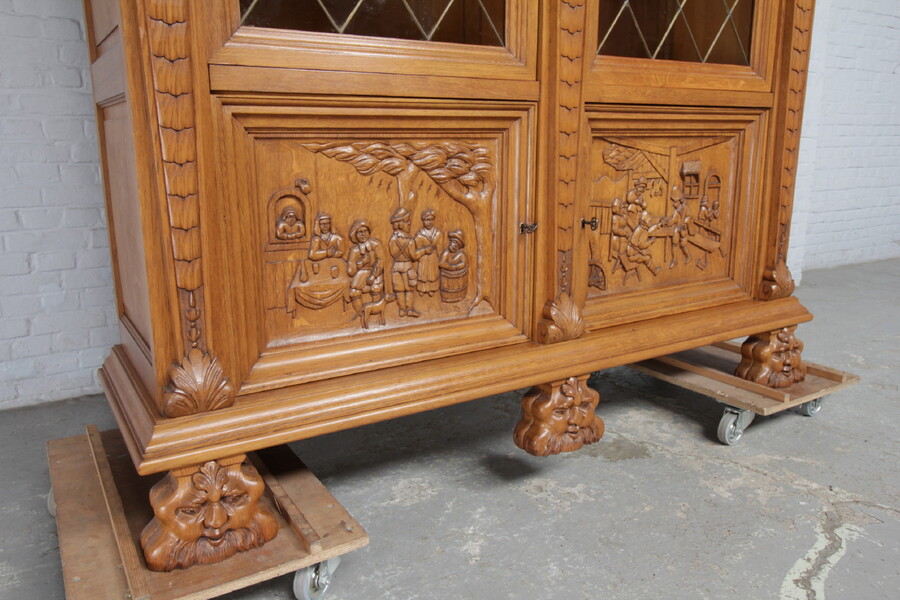 Breughel style Vitrine (Display Cabinet)