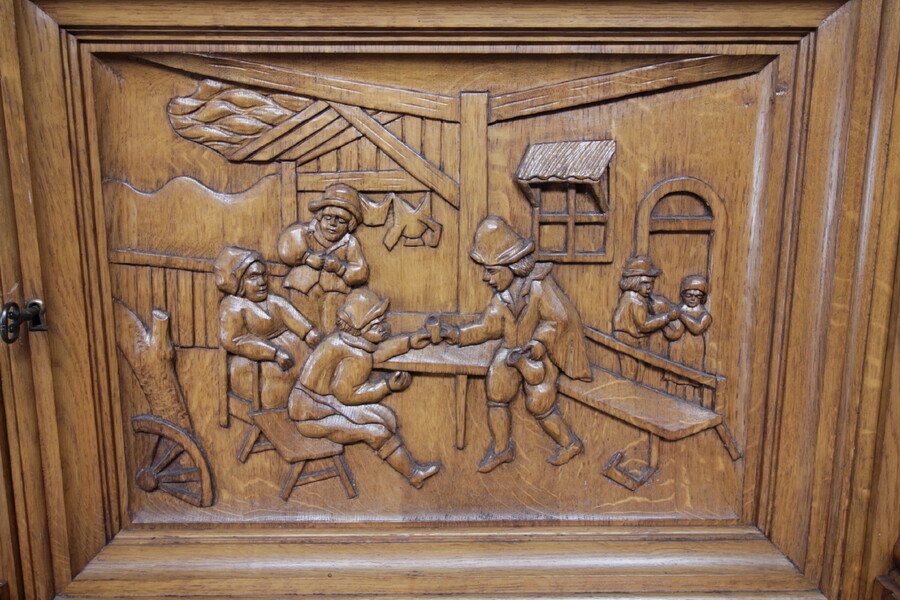 Breughel style Vitrine (Display Cabinet)