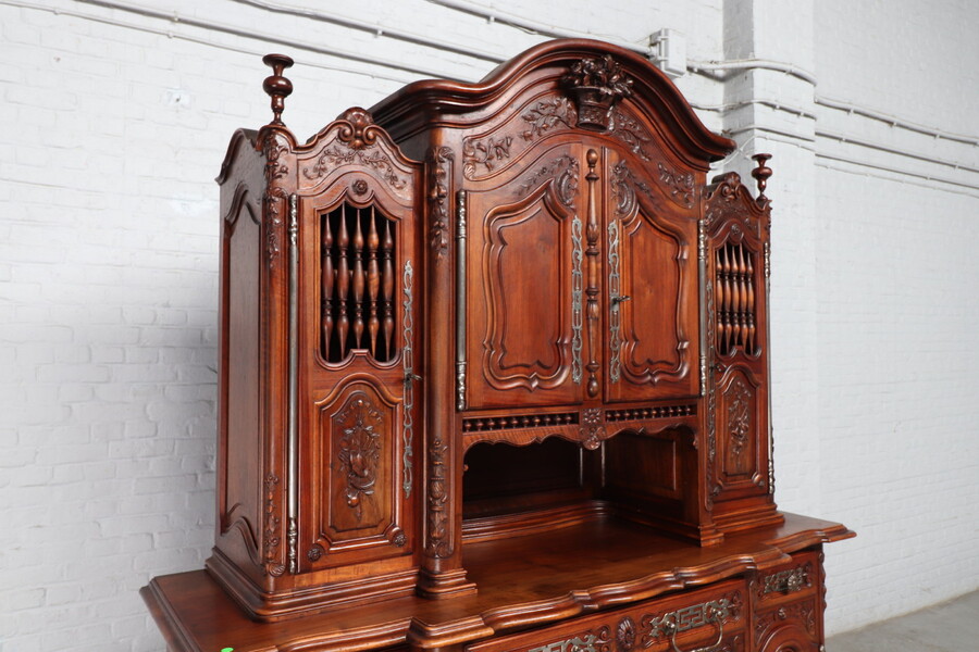 Country French (Louis XV) Vaisselier cabinet