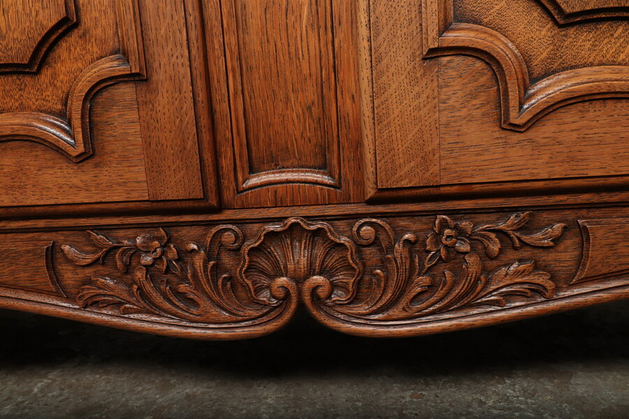 Louis XV Vitrine (Display Cabinet)