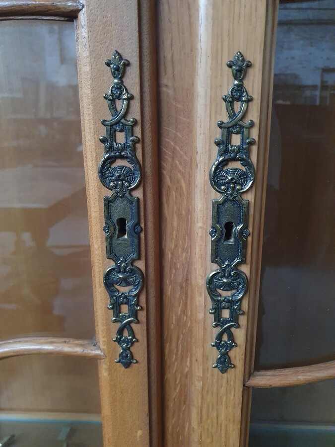 Louis XV Vitrine (Display Cabinet)