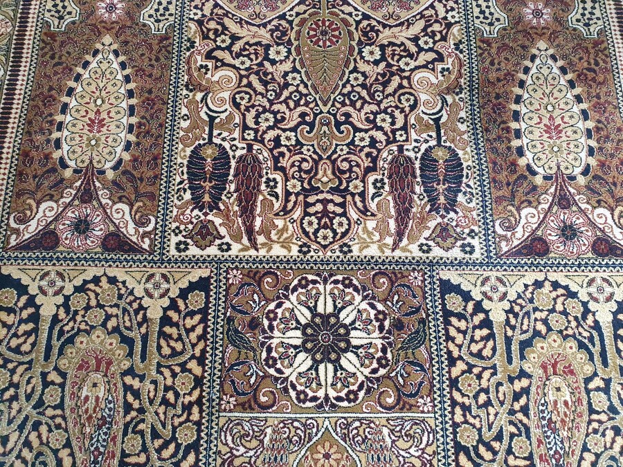 Oriental carpet  (Rug)