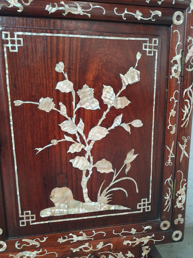 Oriental (Chinese) Vitrine (Display Cabinet)