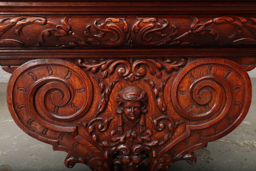 Renaissance table + armchair